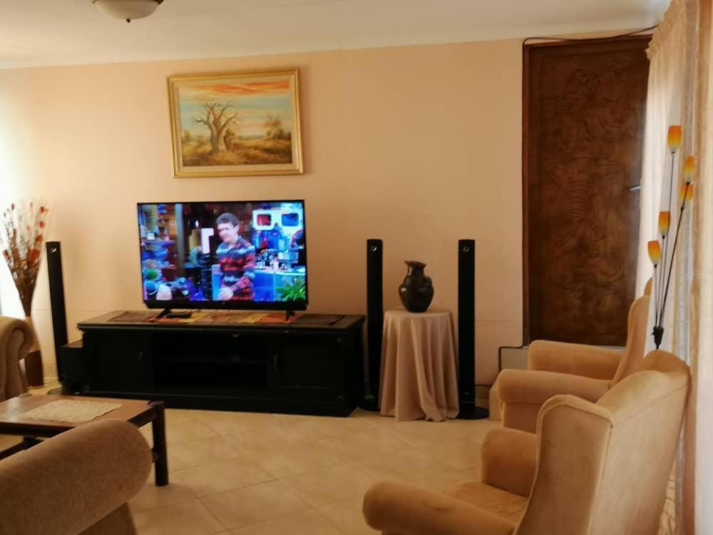 Jjp Self Catering - Three Bedroom House Luderitz Exterior photo